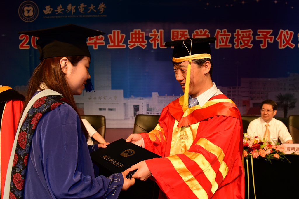 学位委员会副主任委员、副校长蒋林为获得硕士学位的毕业生代表颁发学位证书
