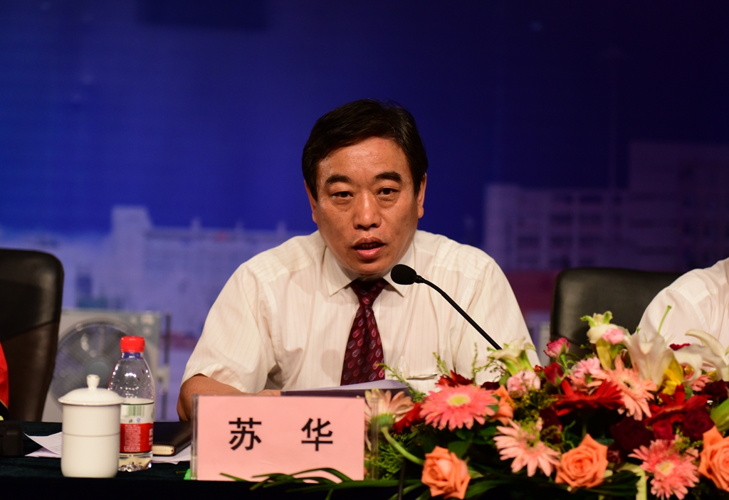 副校长苏华主持典礼