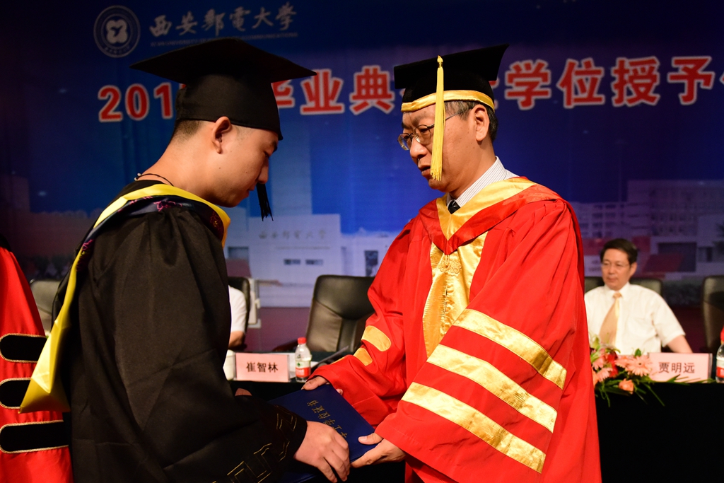 学位委员会副主任委员、副校长范九伦为获得学士学位的毕业生代表颁发学位证书