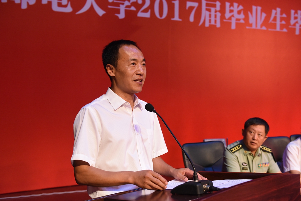 教师代表商锋发言