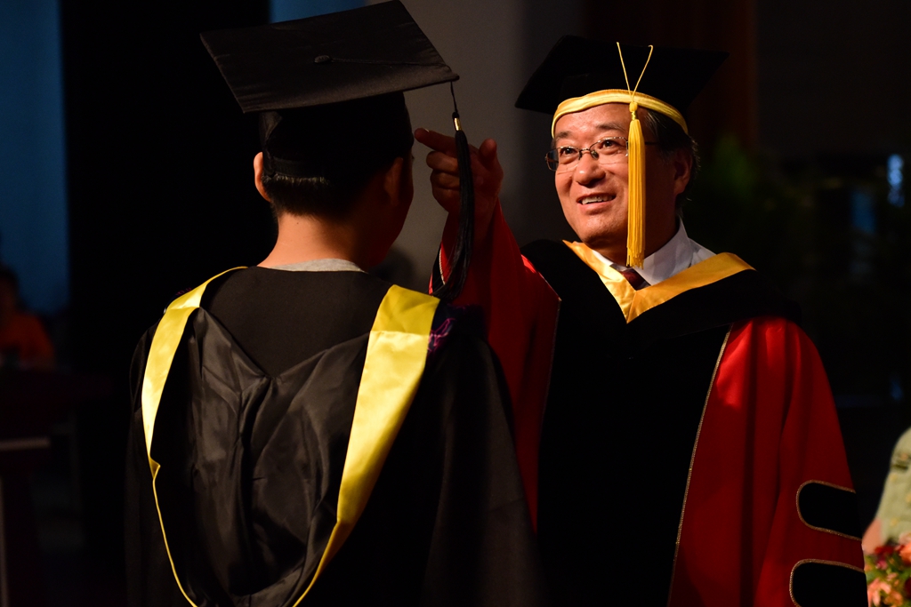学位委员会主任委员、校长崔智林为毕业生代表拨穗正冠