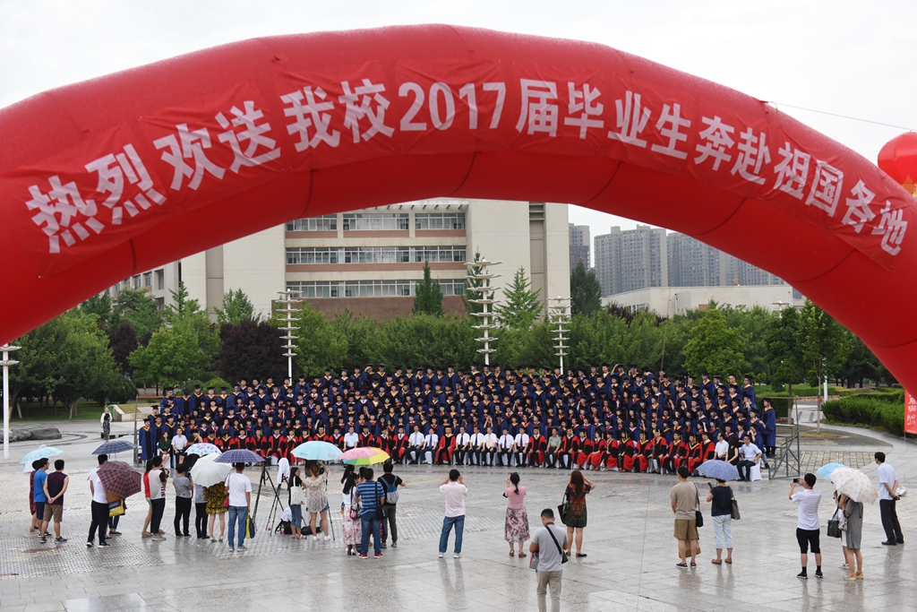 校领导与全体硕士研究生合影