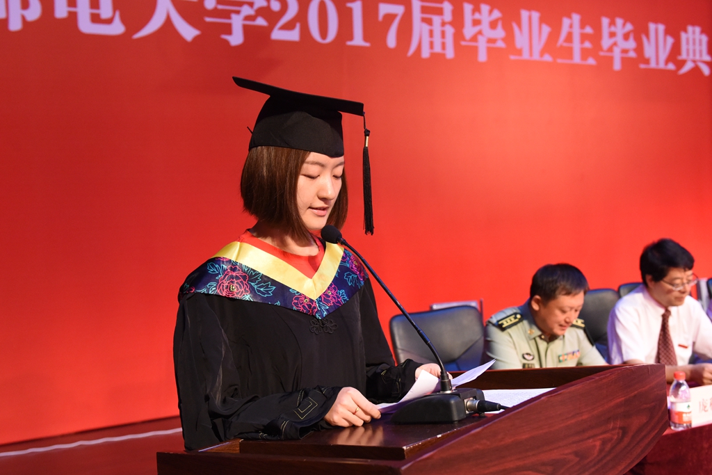 本科毕业生代表丁艺发言