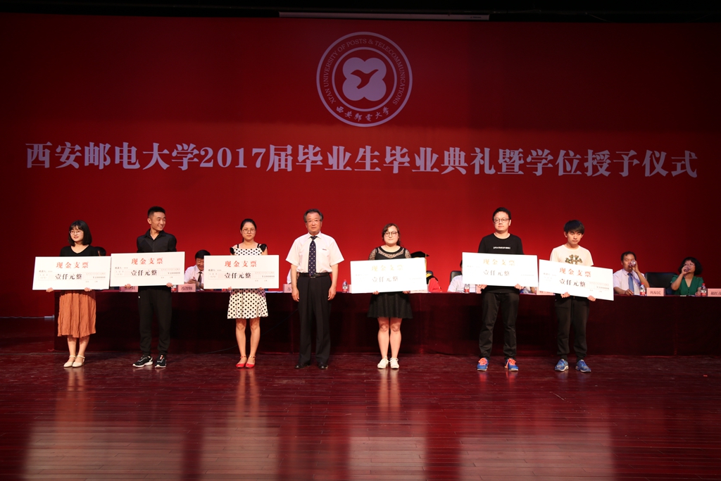 党委书记崔智林为赴青海工作毕业生颁发奖金