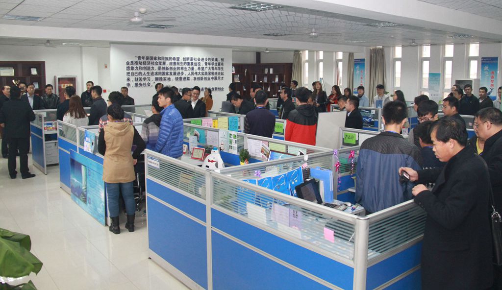 与会领导参观我校孵化基地