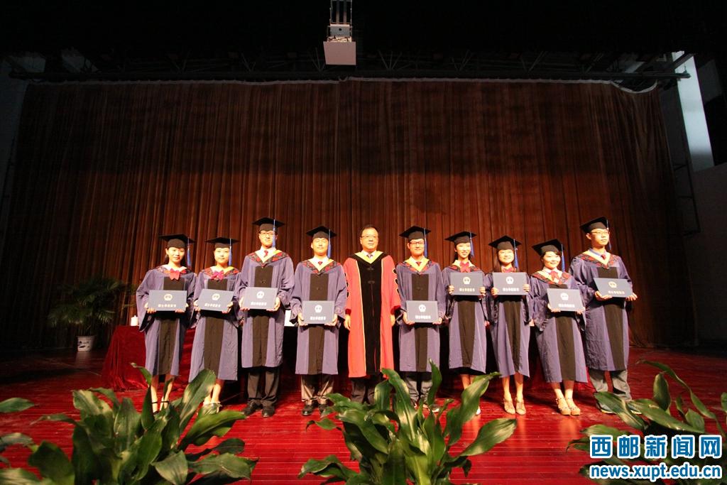 卢建军为硕士毕业生颁发学位证书