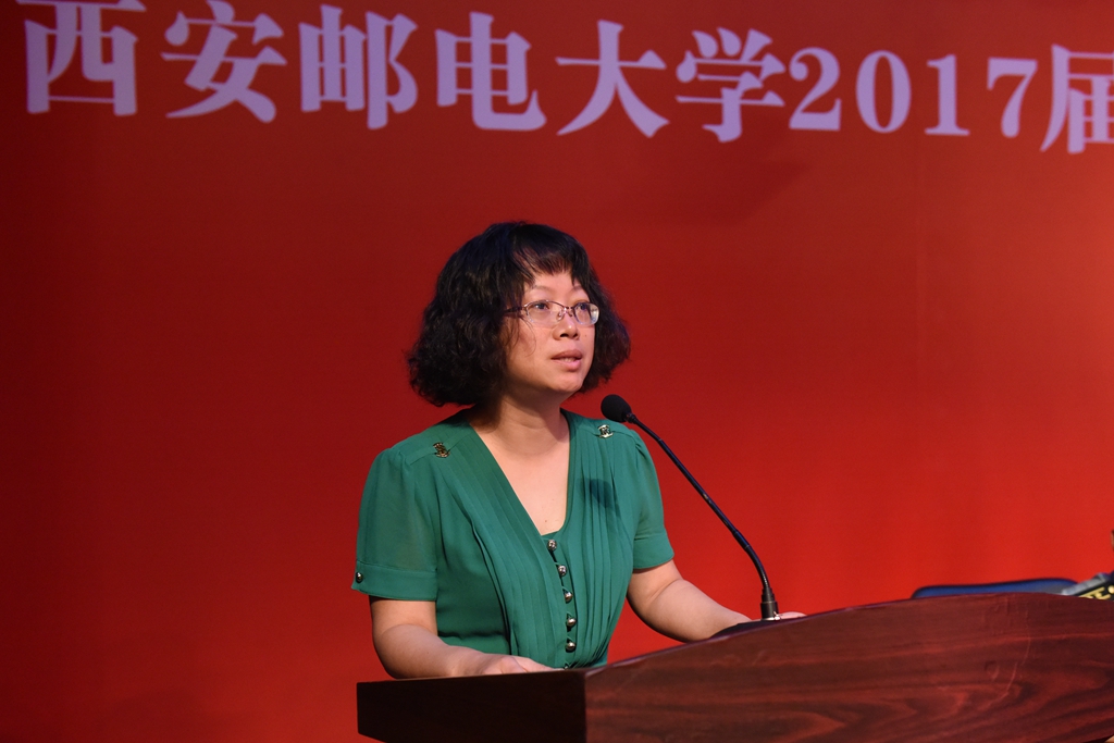 校友代表郝红彦发言