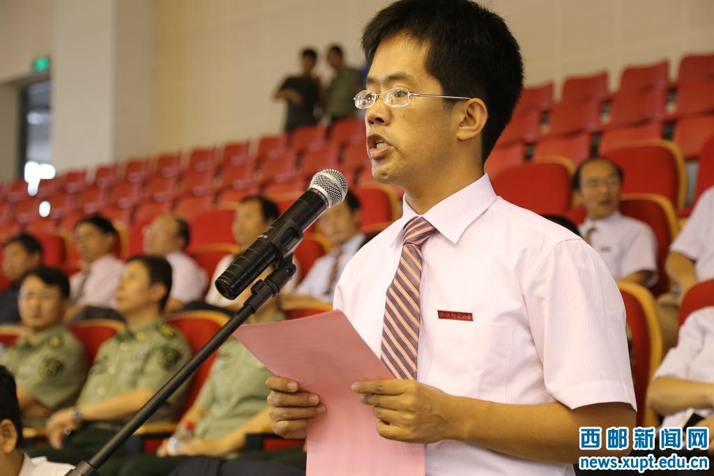 教师代表胡明亮发言