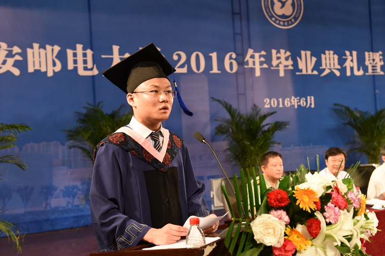毕业生代表高立彬发言